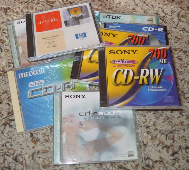 Erä CD-RW ja CD-R levyjä