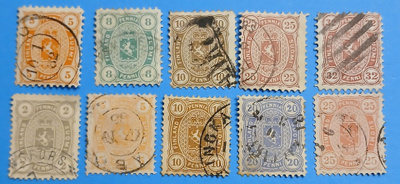 Suomalaisia leimattuja postimerkkejä vuosilta 1875 ja 1882.