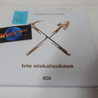 TRIO NISKALAUKAUS KIRJA KOKO BÄNDIN NIMMAREILLA - pikkukuva 1
