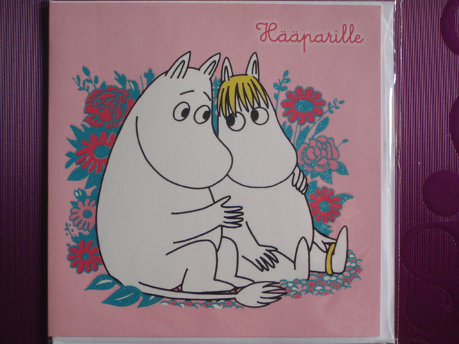 Muumipari toivottaa hääparille onnea tk plus kuori