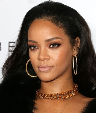 Rihanna lehtileikkeitä