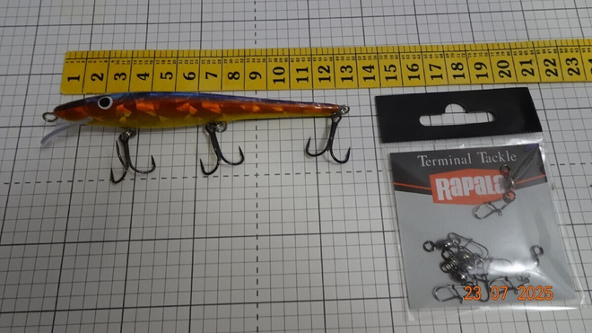 sek, balsa-viehe + 6 kpl Rapala-viehelukkoa