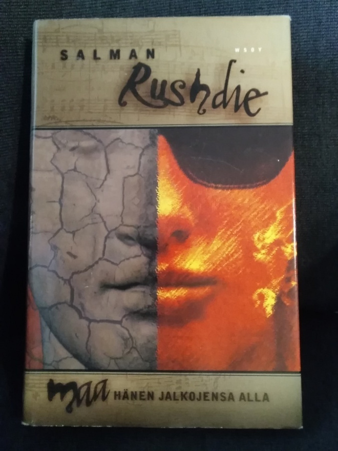 Salman Rushdie: Maa hänen jalkojensa alla