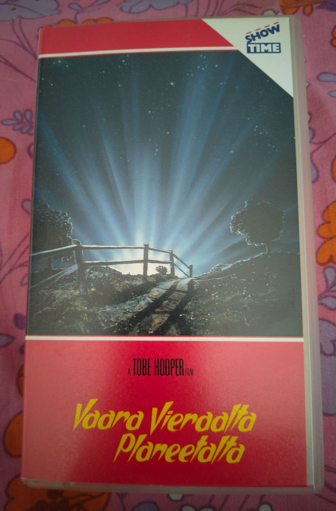 "VAARA VIERAALTA PLANEETALTA" (O: TOBE HOOPER ! !)
