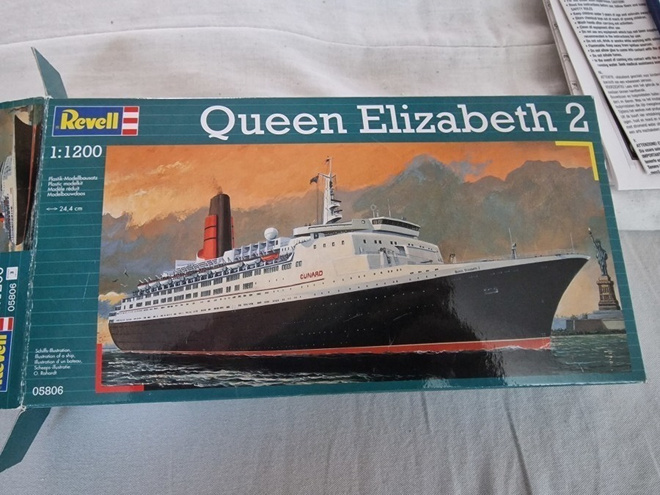 Revell Queen Elizabeth 2 -pienoismalli 1:1200