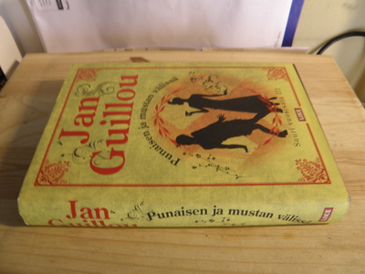 Jan Guillou Punaisen ja mustan välissä (sidottu)