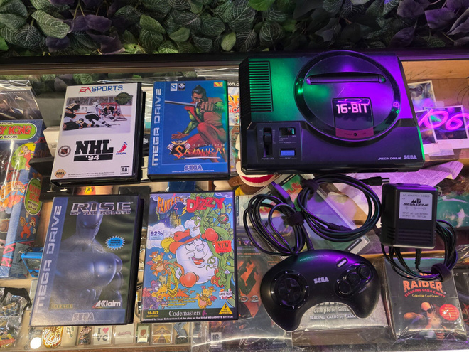 Sega Mega Drive -konsolipaketti + 4 peliä
