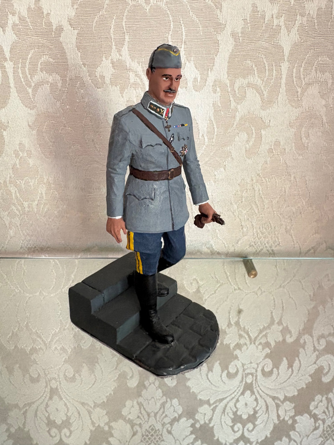 Metallinen Mannerheim Figuuri. Korkeus on 15 cm.