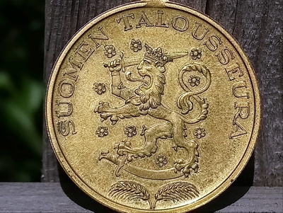 Taito ja Toimi merkki, Kullanvärinen. Halkaisija - 34 mm.