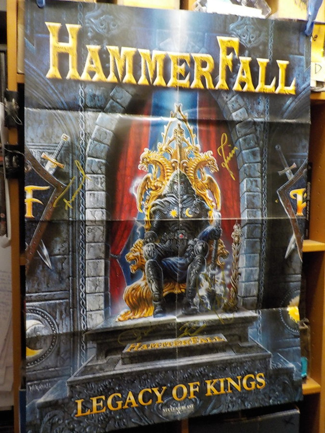 HAMMERFALL JULISTE KOKO BÄNDIN NIMMAREILLA