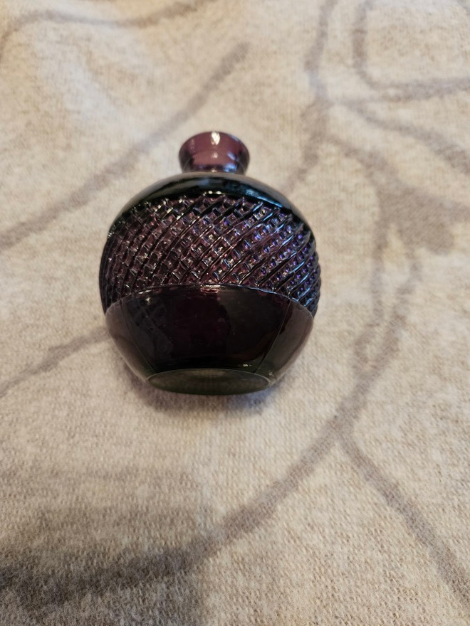 Kumela pieni pullo violetti väriltään.