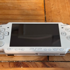 Sony PSP-2008 Slim & Lite + 4 peliä ja tarvikkeet - pikkukuva 3