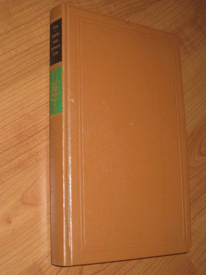KAARI UTRIO - AATELISNEITO, PORVARISTYTTÖ