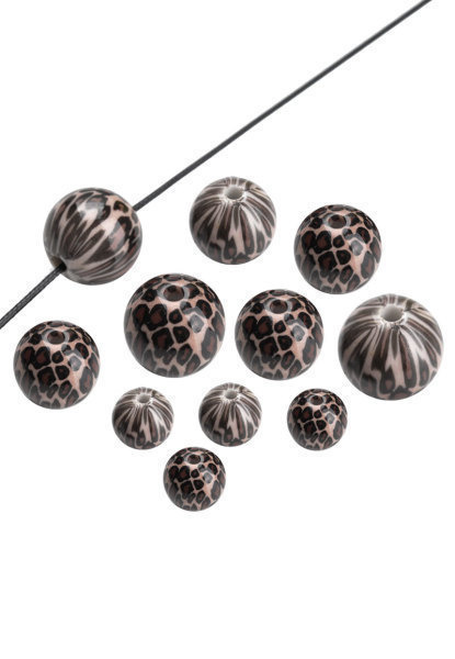 Pyöreitä helmiä 10 kpl, halk. 8 mm.