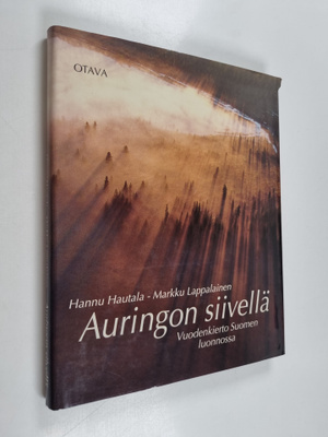 Hannu Hautala ym. : Auringon siivellä : Vuodenkierto Suom...