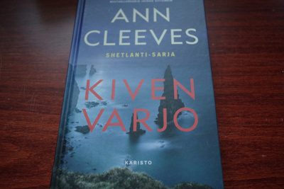 Ann Cleeves: Kiven varjo (2025), SHETLANNIN SAARET -sarja