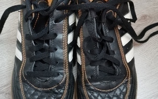 Adidas mustat sisäpelikengät, 38 2/3