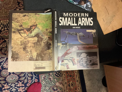 Modern SMALL ARMS hyvä opus kiinnostuneille