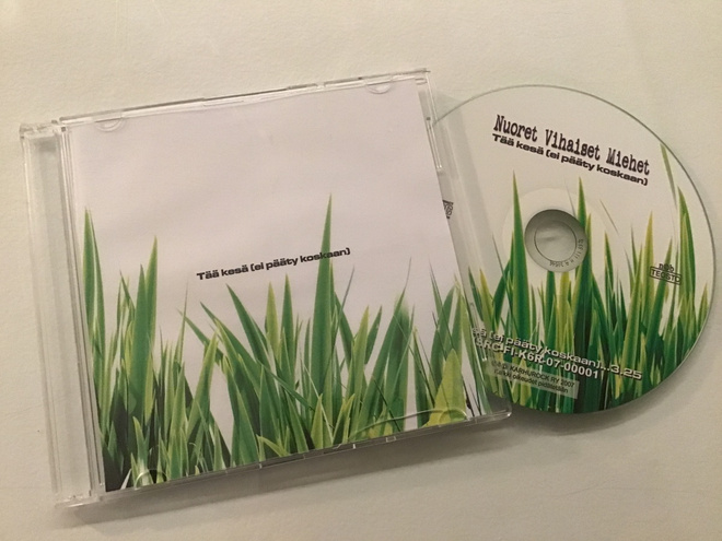 Nuoret vihaiset miehet . Tää kesä ei pääty koskaan CD single