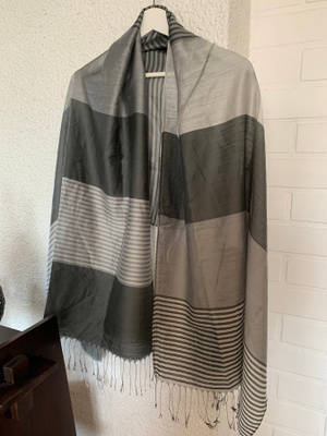 Tummanharmaa / vaaleanharmaa silkki hartiahuivi