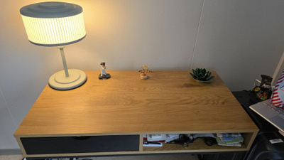 Jysk työpöytä ja sängynrunko ja IKEA pöytälamppu