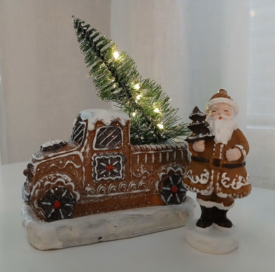 A lot decoration piparkakkuauto kuusella ja valolla sekä pip