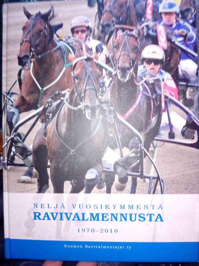 Neljä vuosikymmentä ravivalmennusta 1970-2010 ( SIS POSTIKUL
