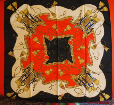 Hermestyylinen upea huivi