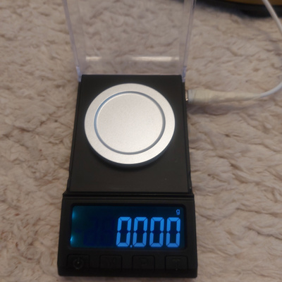 Tarkka hienovaaka 50g / 0.001g (Uudenveroinen + tarvikkeet)