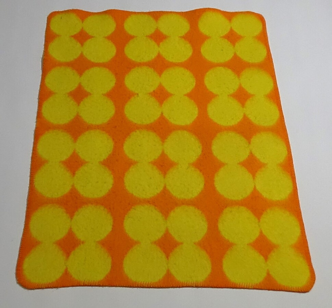 Äitiyspakkauksen retro viltti v. 1974