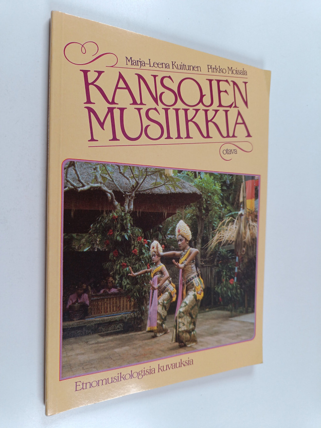 Pirkko Moisala ym. : Kansojen musiikkia : etnomusikologis...