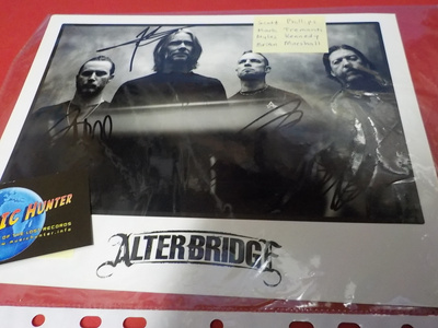 ALTER BRIDGE B/W KUVA KOKO BÄNDIN NIMMAREILLA