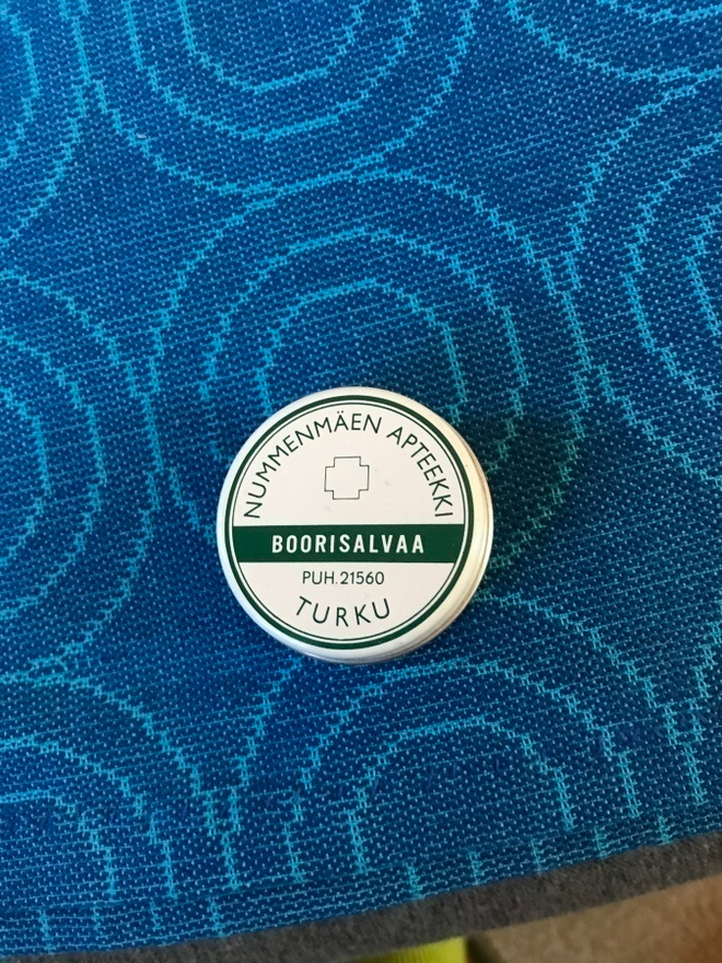 Vanha lääkesalvapurkki