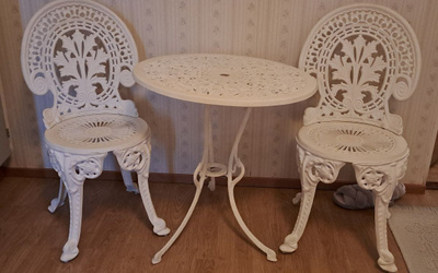 Valkoinen Bistrosarja pöytä + 2 tuolia