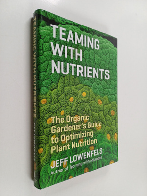 Jeff Lowenfels : Teaming with nutrients : the organic gar...