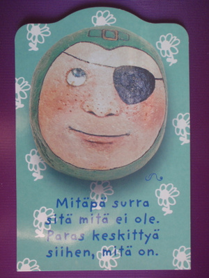 Terhi Kastehelmi kivellä silmälappu