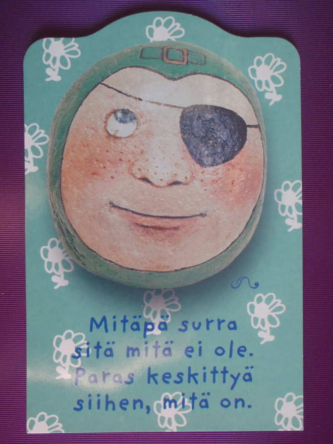 Terhi Kastehelmi kivellä silmälappu