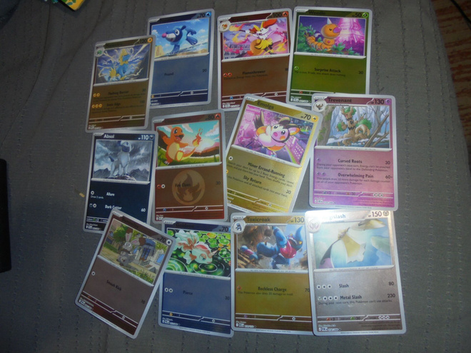Pokemon keräilypelikortit 27 kpl (KIILTO PINTA)