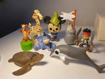 Joukko lelufiguureita, Funko Pop Mikki, Nalle Puh kavereita