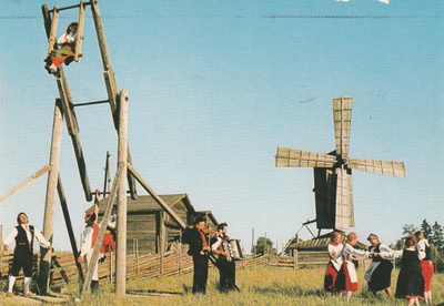 SUOMALAISIA KANSALLISPUKUJA