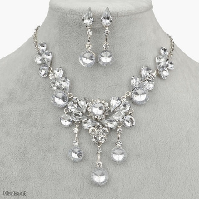 1800 .. Fachion Crystal Kauniit Korvakorut / Kaulakoru