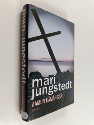 Mari Jungstedt : Aamun hämärissä