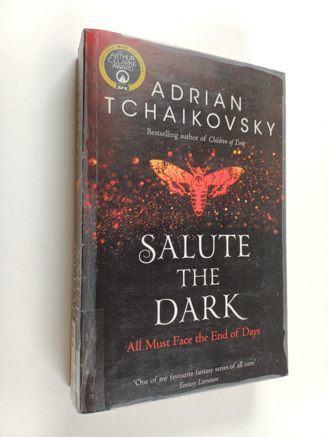 Adrian Tchaikovsky : Salute the dark