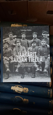 4 tietokirjaa (20mm, PST, ajoneuvot, jääkärit)