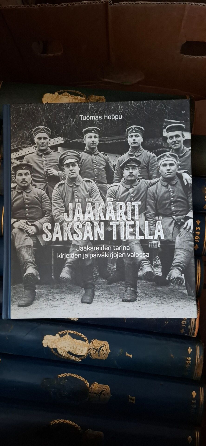 4 tietokirjaa (20mm, PST, ajoneuvot, jääkärit)