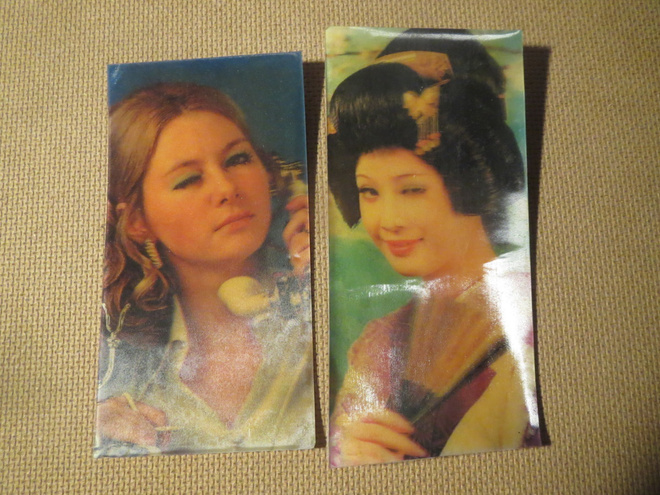 Kaksi Pin-up hologrammipostikorttia