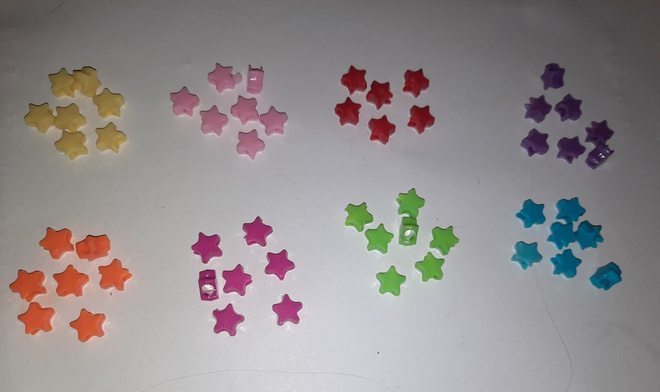 30 kpl tähti helmiä , eri värejä