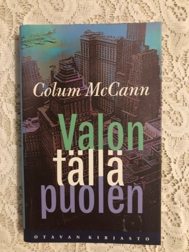 Colum McCann: Valon täällä puolen. 1.painos. 1999.