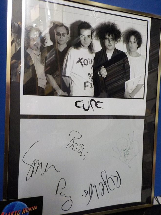 THE CURE TAULU KOKO BÄNDIN NIMMAREILLA