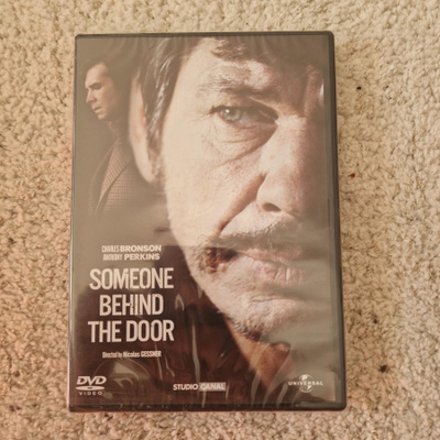 Someone behind the door/ Murhaaja oven takana